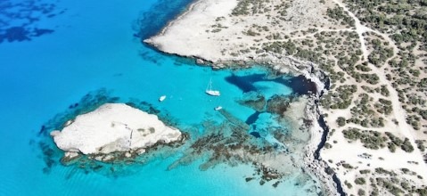 Vue drone du Blue Lagoon Beach à Chypre