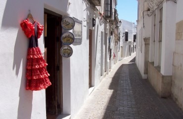 Ruelle espagnole, avec costume traditionnel suspendu