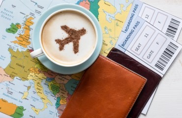 Illustration Formallités et billet d'avion avec un café.