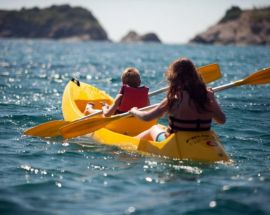 Deux enfants en canoe biplace au Club FTI  Aria Claros