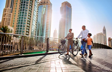 Une famille à pied et en vélo sur la promenade de Dubai