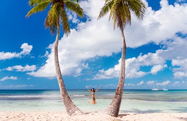 Femme qui saute en l'air sur une plage de république dominicaine