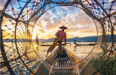 Pêcheur traditionnel Thaïlandais sur sa barque
