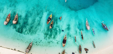 Vue drone d'une plage de Zanzibar et son eau turquoise